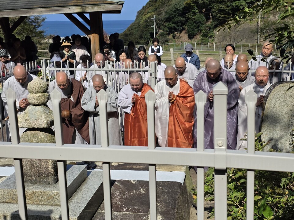 대마도 '이연왕희'의 묘에서 조선의 공주를위로하는 헌다례제 봉행 모습, 비운의 공주는 죽음을 앞두고 조선이 보이는 곳에 묻어 달라는 유언을 남겼다고 전해진다. 사진의 뒤쪽이 실제로 거제도가 보이는 방향이다(우에서 세 번째 범어사 주지 정오 스님, 좌에서 세 번째 황룡사 주지 보혜 스님). 사진=이승렬 기자