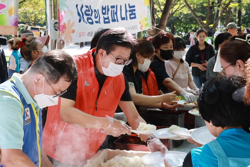 박형준 부산시장이 11일 낮에 시청 뒤뜰 녹음광장에서 부산밥퍼나눔 봉사자들과 함께 밥을 퍼는 무료 급식 봉사를 하고 있다. SNS(박형준) 캡처=이승렬 기자