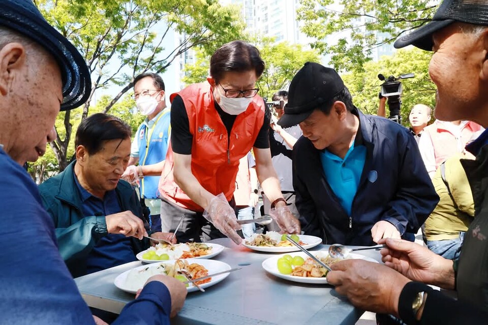 박형준 부산시장이 11일 낮에 시청 녹음광장에서 부산밥퍼나눔 봉사자들과 함께 무료 급식 배식 봉사를 하고 있다. SNS(박형준) 캡처=이승렬 기자