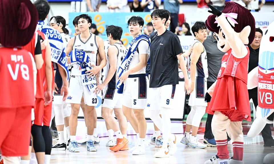 KCC 선수단이 승리 후 기뻐하고 있다. /KBL 제공