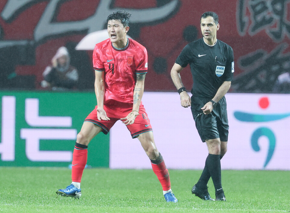 10일 서울월드컵경기장에서 열린 한국과 브라질 축구 대표팀의 친선경기. 김민재가 판정에 아쉬워하고 있다. /연합뉴스