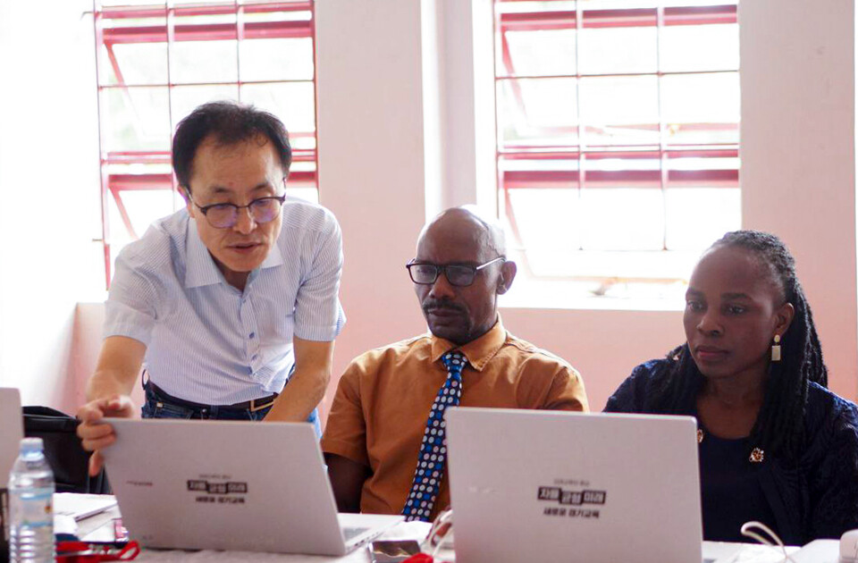 경기도교육청(교육감 임태희)이 아프리카 우간다공화국에서 디지털 교육 연수를 진행하며, 경기교육의 앞선 디지털 교육 경험을 전파하고 양국 간 교육 협력 강화를 위한 교두보를 마련했다./ 경기도교육청 제공