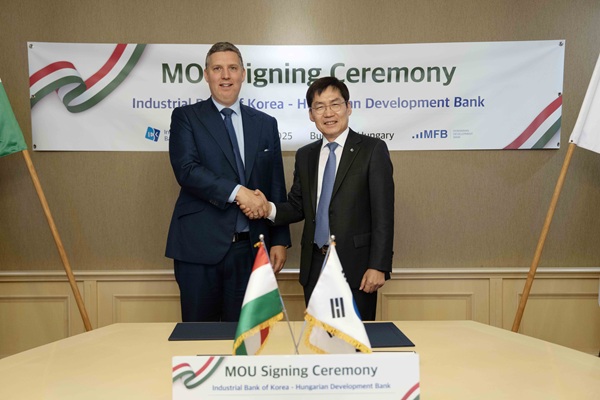 IBK기업은행이 지난 2일(현지시간) 헝가리 부다페스트에서 헝가리 개발은행(MFB)과 ‘양국 중소기업 지원을 위한 업무협약’을 체결했다고 13일 밝혔다. /IBK기업은행 제공
