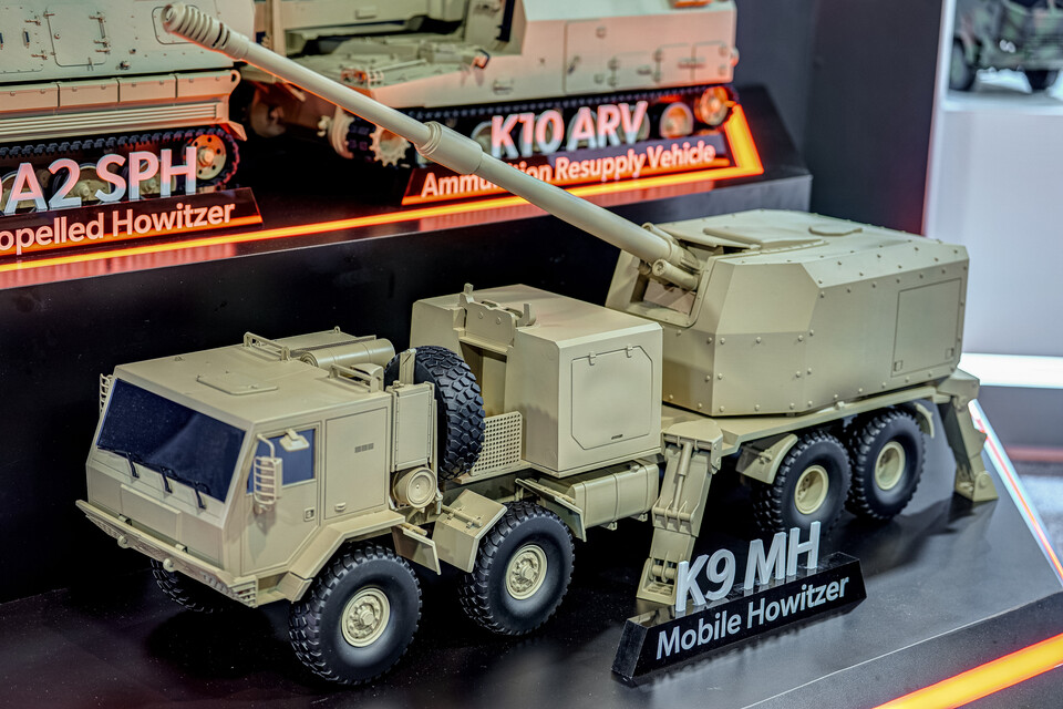 한화에어로스페이스가 미 육군 자주포 현대화 사업에 제안할 차륜형 K9A2 자주포의 모형이 미국 워싱턴 DC에서 13~15일 열리는 'AUSA 2025' 전시회 부스에 전시돼 있다./한화에어로스페이스