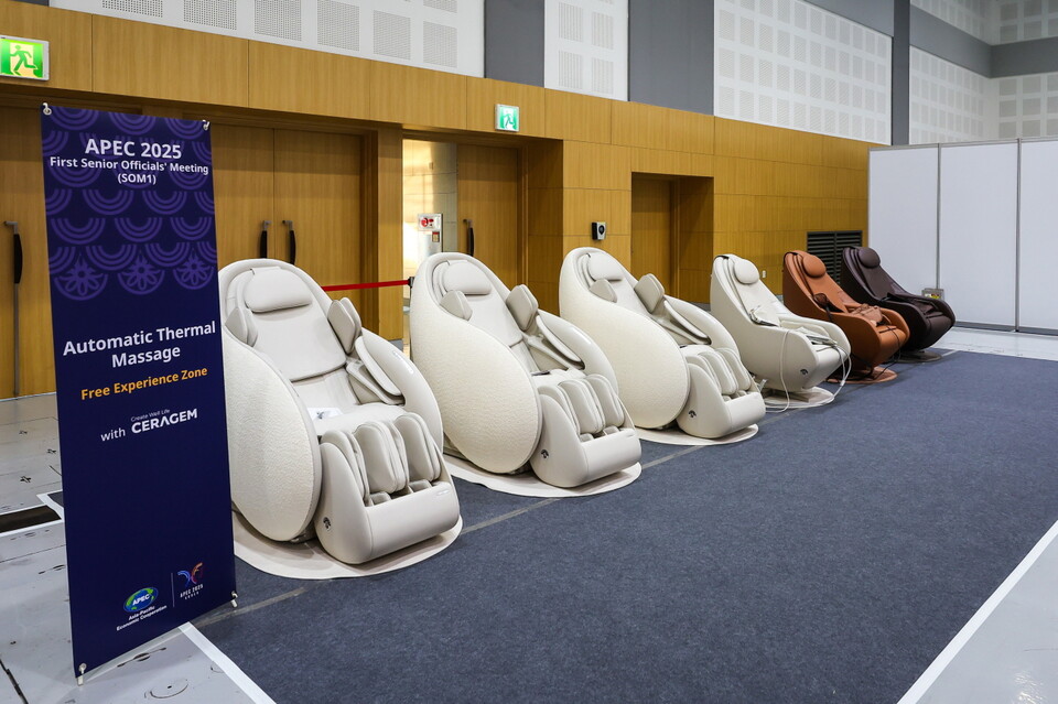 APEC 1차 고위관리회의(SOM)에 전시된 세라젬 '파우제 M6&M8 Fit'./세라젬