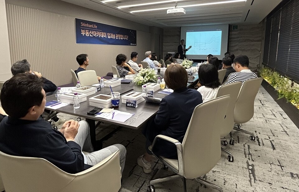 지난달 진행한 신한라이프 ‘2025 WM 부동산 아카데미’에서 고객들이 전문 강사의 강의를 듣고 있다.  사진/신한라이프