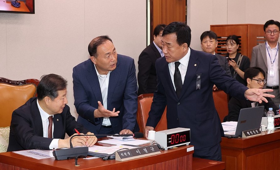 13일 서울 국회에서 열린 산업통상자원중소벤처기업위원회 국정감사에서 이철규 위원장(왼쪽부터),  더불어민주당 측 간사 김원이 의원, 국민의힘 측 간사 박성민 의원이 증인 채택 관련 의견 조율을 하고 있다./연합뉴스