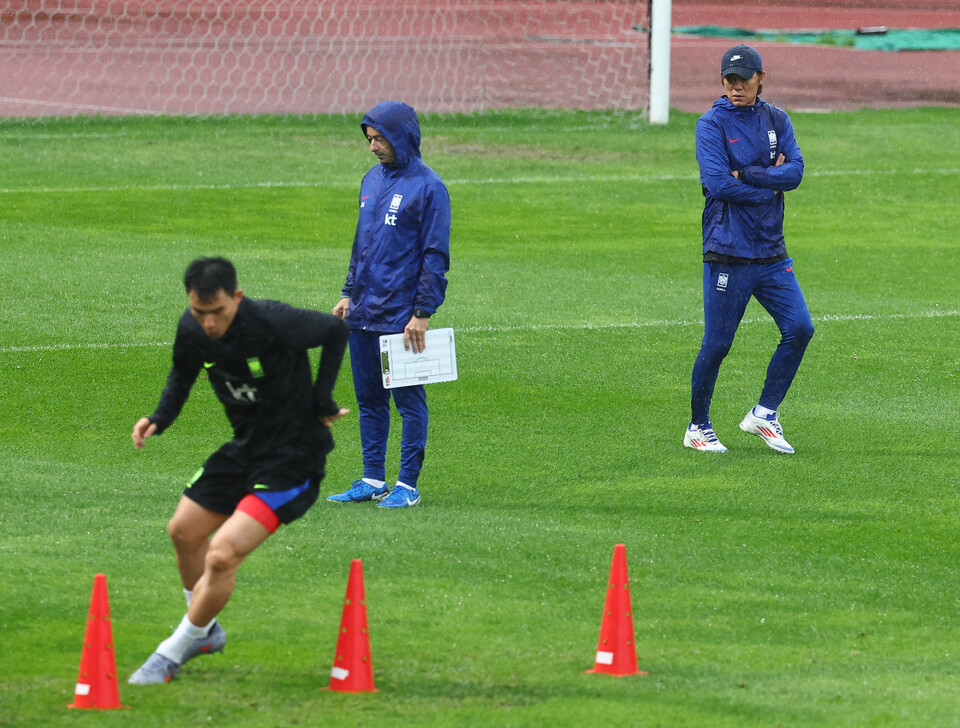 홍명보 한국 축구 국가대표팀 감독이 파라과이와의 평가전을 하루 앞둔 13일 경기도 고양시 고양종합운동장 보조구장에서 열린 공식 훈련에서 선수들을 바라보고 있다. /연합뉴스