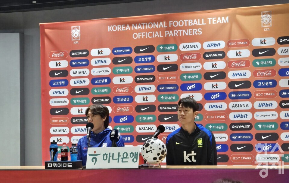 홍명보 한국 축구 국가대표팀 감독과 이재성. /박종민 기자