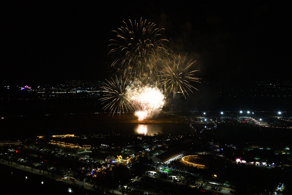 하늘에서 바라본 나주영산강축제 폐막 불꽃 쇼 /사진=나주시