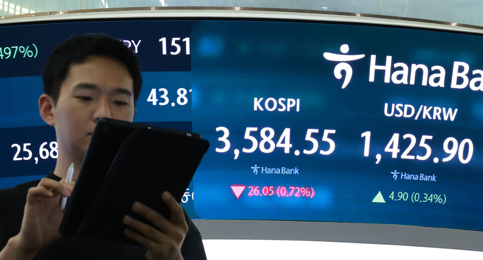 코스피가 13일 전장보다 26.05포인트(0.72%) 내린 3584.55에 장을 마쳤다. /사진=연합뉴스