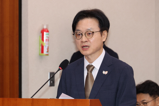 김정관 산업통상부 장관이 국회에서 열린 산업통상자원중소벤처기업위원회 국정감사에서 업무보고를 하고 있다./연합뉴스