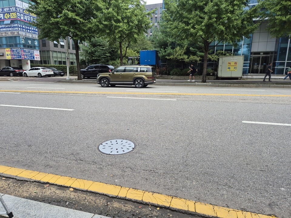 안양시(시장 최대호)가 전국 최초로 ‘맨홀 충격 방지구’ 실증 사업에 착수하며 도로 안전 강화에 나섰다./ 안양시 제공