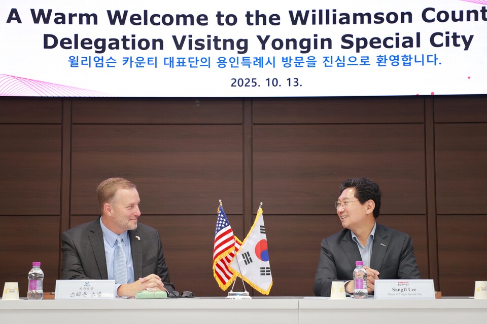 용인특례시(시장 이상일)는 13일 시청 접견실에서 미국 텍사스주 윌리엄슨카운티 대표단과 만나 양 도시의 발전과 협력 방안을 논의했다고 밝혔다./ 용인특례시 제공