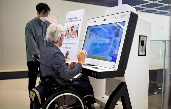 장애인을 위해 개발된 배리어프리 키오스크./서울관광재단