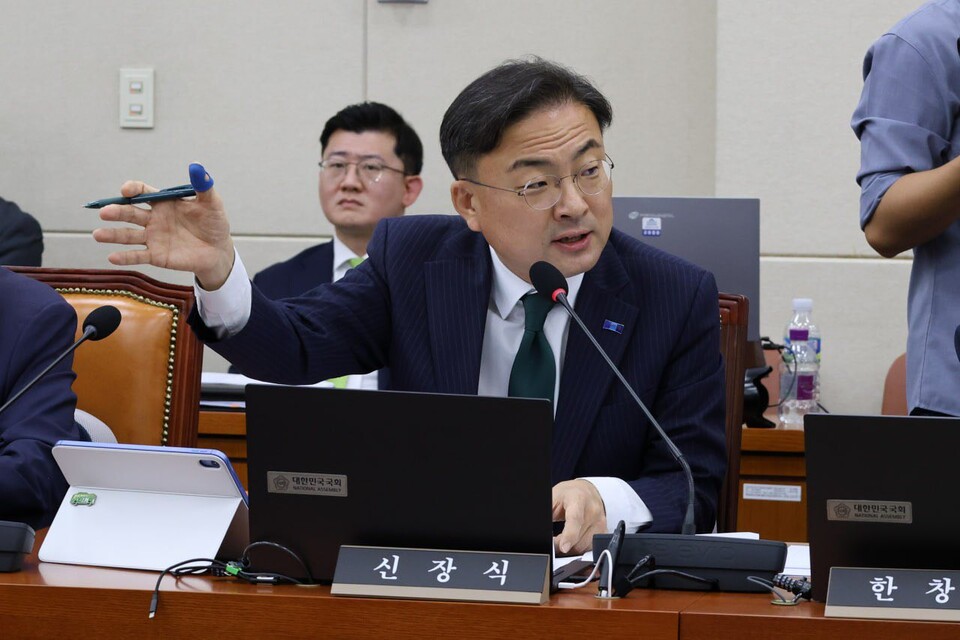 국정감사에서 질의하고 있는 신장식 의원./신장식 의원 페이스북