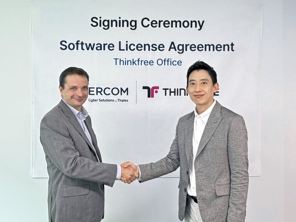 크리스토프 토마스 에르콤 제품 총괄(좌)과 김두영 씽크프리 대표이사./한글과컴퓨터