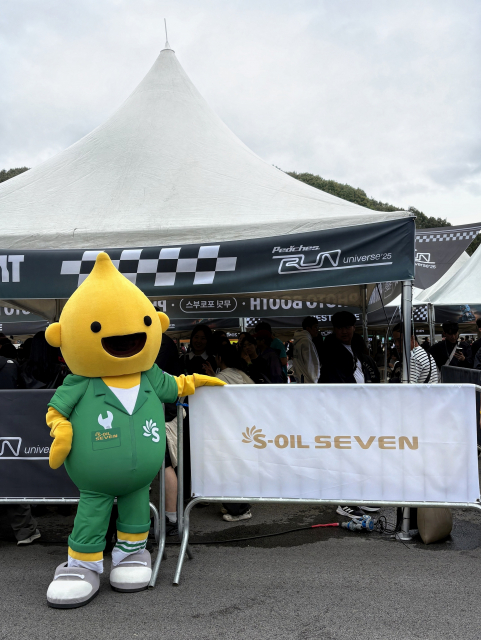 엔진오일 브랜드 에쓰오일 세븐의 마스코트 ‘구도일 세븐’이 피치스 런 유니버스에서 관중들과 소통하고 있다./ 에쓰오일토탈에너지스윤활유 제공