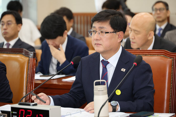 김성환 기후에너지환경부 장관이 14일 국회에서 열린 기후에너지환경위원회 국정감사에 출석해 있다./연합뉴스