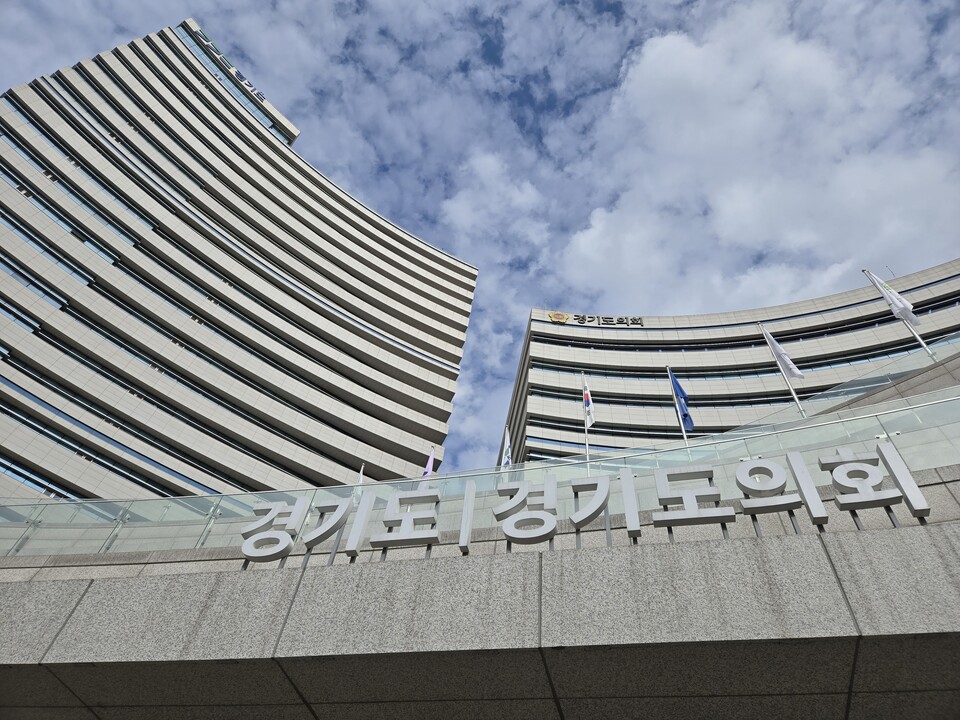 경기도의회가 의결한 조례안에 대해 김동연 경기도지사가 재의요구와 대법원 제소를 강행하면서 여야가 동시에 강력 반발하고 나섰다./ 김두일 기자