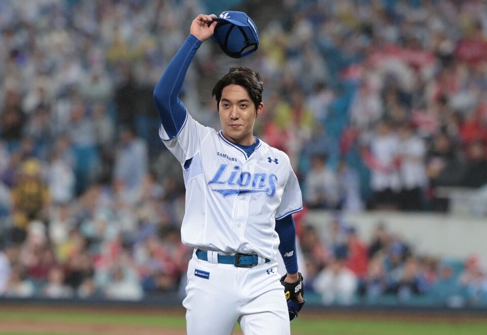 원태인이 준PO 3차전 7회 초 마운드를 내려오면서 홈팬들을 향해 모자를 벗고 인사하고 있다. /삼성 라이온즈 제공