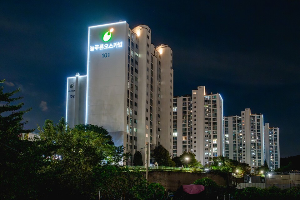 오산시(시장 이권재)는 민선 8기 핵심 도시정책으로 추진 중인 아파트 경관조명 설치 보조금 지원사업이 순조롭게 진행되며, 도시가 오색찬란한 빛으로 물들고 있다고 14일 밝혔다./ 오산시 제공