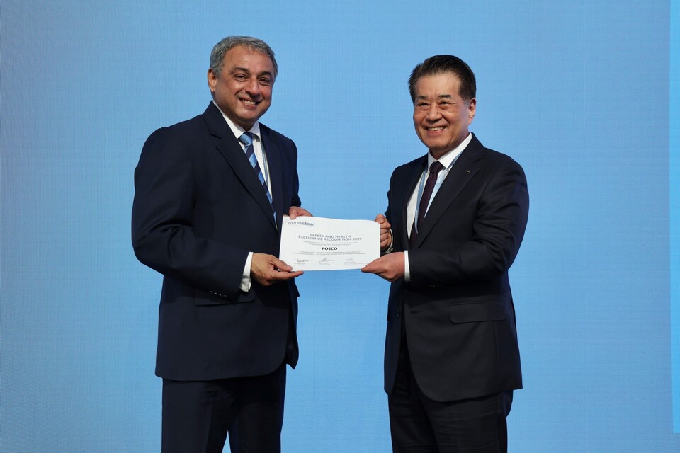 장인화 포스코그룹 회장(오른쪽)이 지난 13일(현지시간) 미국 워싱턴 DC에서 세계철강협회 안전보건 우수사례 공모전 ‘공정안전 부문’ 최고상을 수상했다./포스코홀딩스