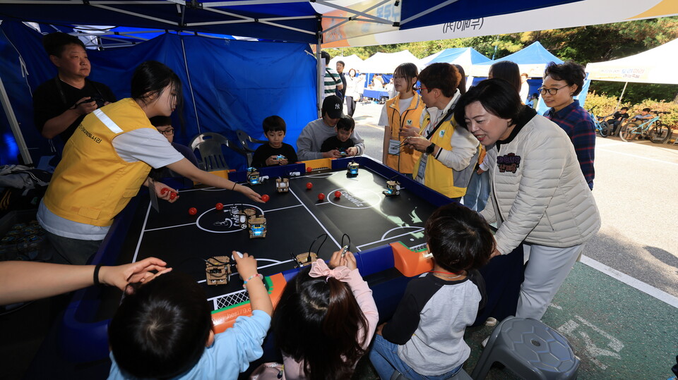 과천시(시장 신계용)는 오는 10월 25일 과천시정보과학도서관과 에어드리공원 일대에서 ‘제23회 과천 토리아리 과학축제’를 개최한다고 밝혔다./ 과천시 제공