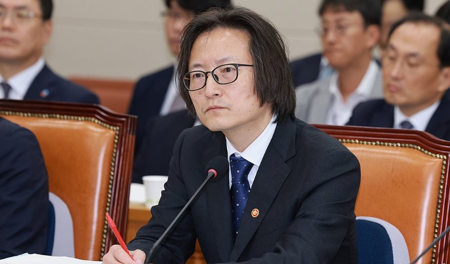 14일 서울 영등포구 여의도 국회에서 열린 공정거래위원회, 개인정보보호위원회 등에 대한 정무위원회 국정감사에서 주병기 공정거래위원장이 의원 질의를 들으며 메모하고 있다./연합뉴스