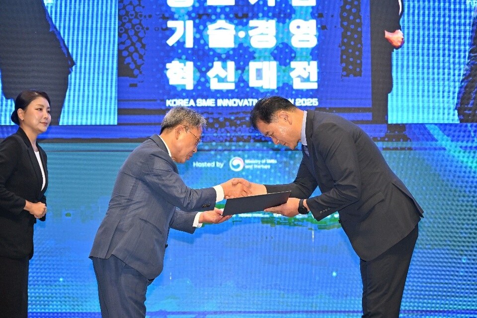 지미션 한준섭 대표가 ‘2025 중소기업 기술·경영 혁신대전’에서 경영혁신 부문 중소벤처기업부 장관 표창을 수상했다. 오른쪽 양대경 본부장 대리수상./지미션