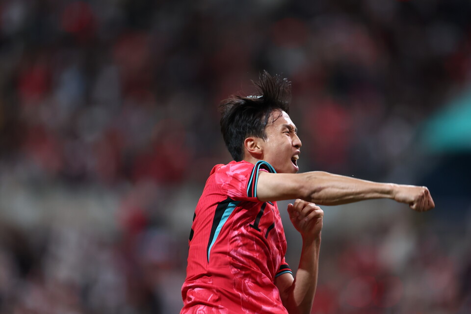 14일 서울 마포구 서울월드컵경기장에서 열린 한국과 파라과이 축구 대표팀의 친선 경기. 한국의 엄지성이 골을 넣고 세리머니하고 있다. /연합뉴스