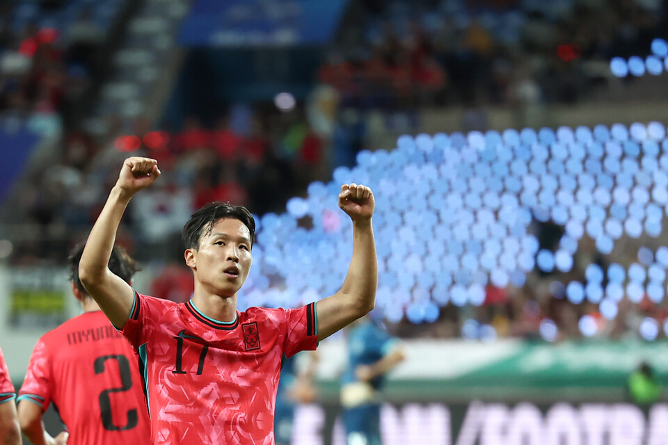 14일 서울 마포구 서울월드컵경기장에서 열린 한국과 파라과이 축구 대표팀의 친선 경기. 한국의 엄지성이 선제골을 넣은 뒤 세리머니를 하고 있다. /연합뉴스