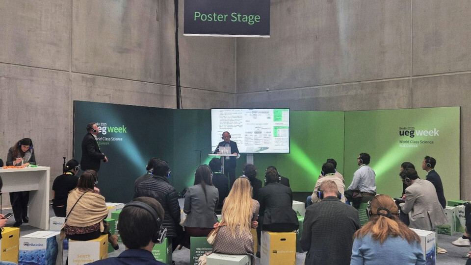 2025 유럽소화기학회에서 연구팀이 케이캡 헬리코박터 제균 임상 결과를 발표하고 있다. /HK이노엔 제공