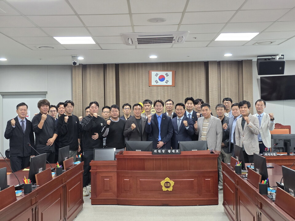 대호 위원장(더불어민주당, 수원3)은 15일(수) 한국대학축구연맹(회장 박한동)과 도내 대학 축구팀 감독 14명을 초청해 경기도 축구 활성화 방안을 논의하는 정담회를 개최했다./ 경기도의회 제공