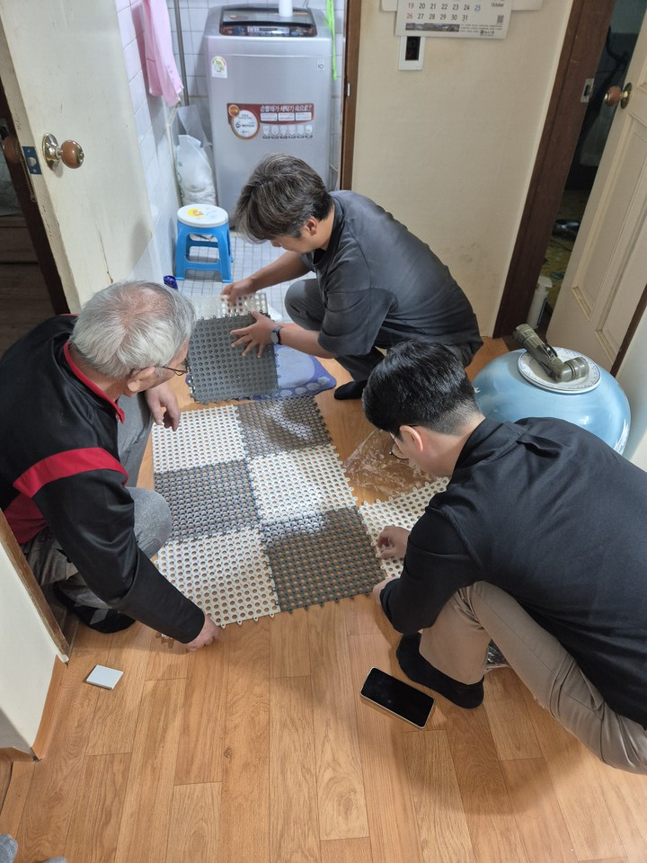 용인도시공사(사장 신경철)가 올 추석을 맞아 전세임대사업 입주 65세 이상 독거 가구를 대상으로 주거 안전과 마음 돌봄을 아우르는 사회공헌 활동을 펼쳤다./ 용인도시공사 제공