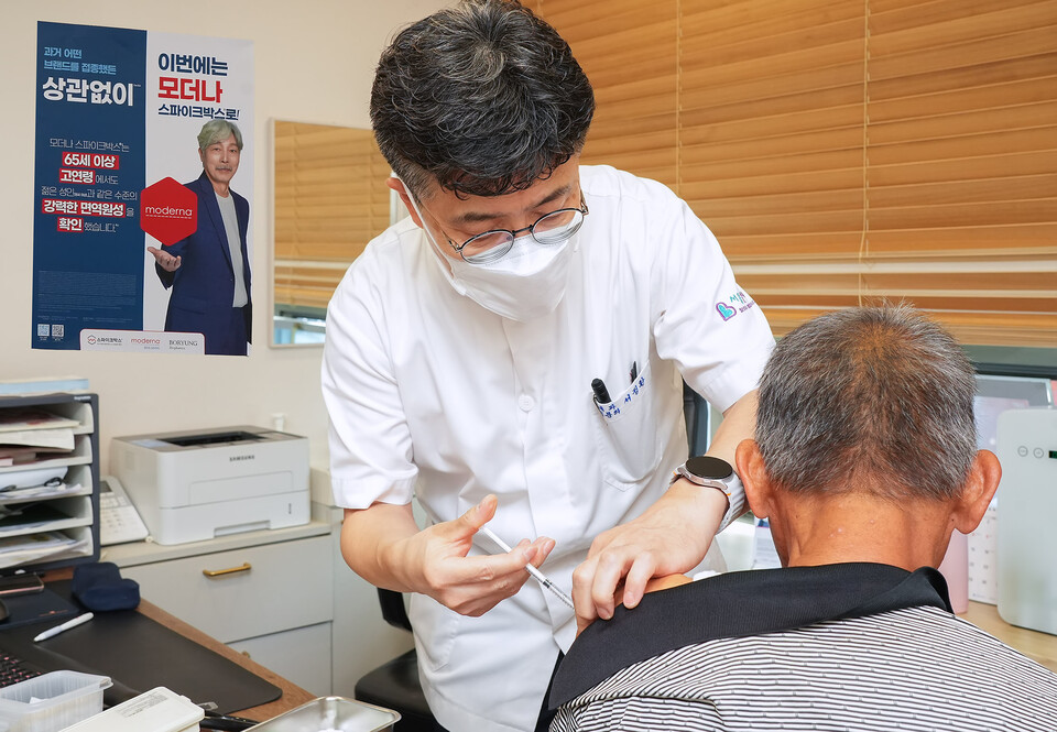 65세 이상 남성이 모더나의 업데이트된 코로나19 백신 스파이크박스엘피주를 접종하고 있다. /모더나코리아 제공