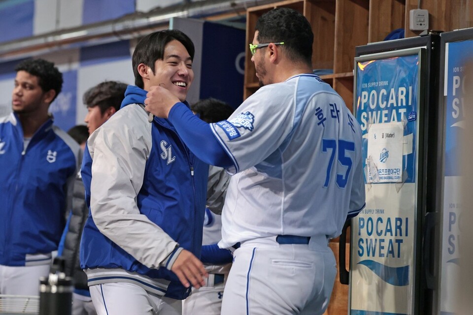 원태인(왼쪽)과 후라도가 더그아웃에서 미소 지으며 이야기 나누고 있다. /삼성 라이온즈 제공