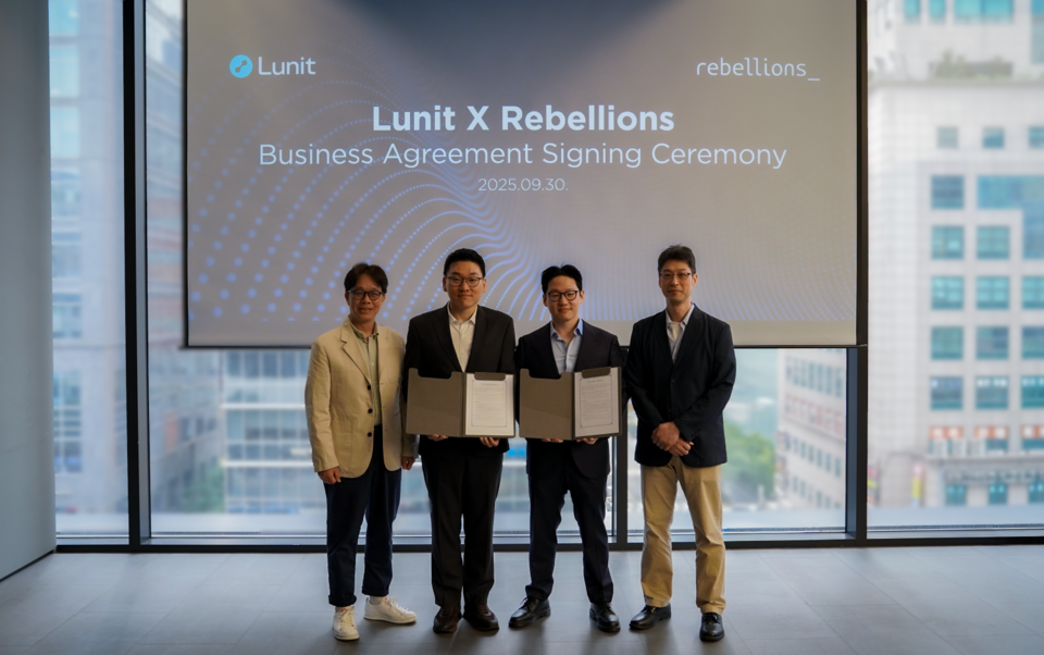 리벨리온이 루닛과 업무협약(MOU)을 체결하고 의료AI 혁신 및 글로벌 AI 사업개발 협력을 본격 추진한다. 박성현 리벨리온 대표(왼쪽에서 두번째)와 서범석 루닛 대표(왼쪽에서 3번째)./리벨리온