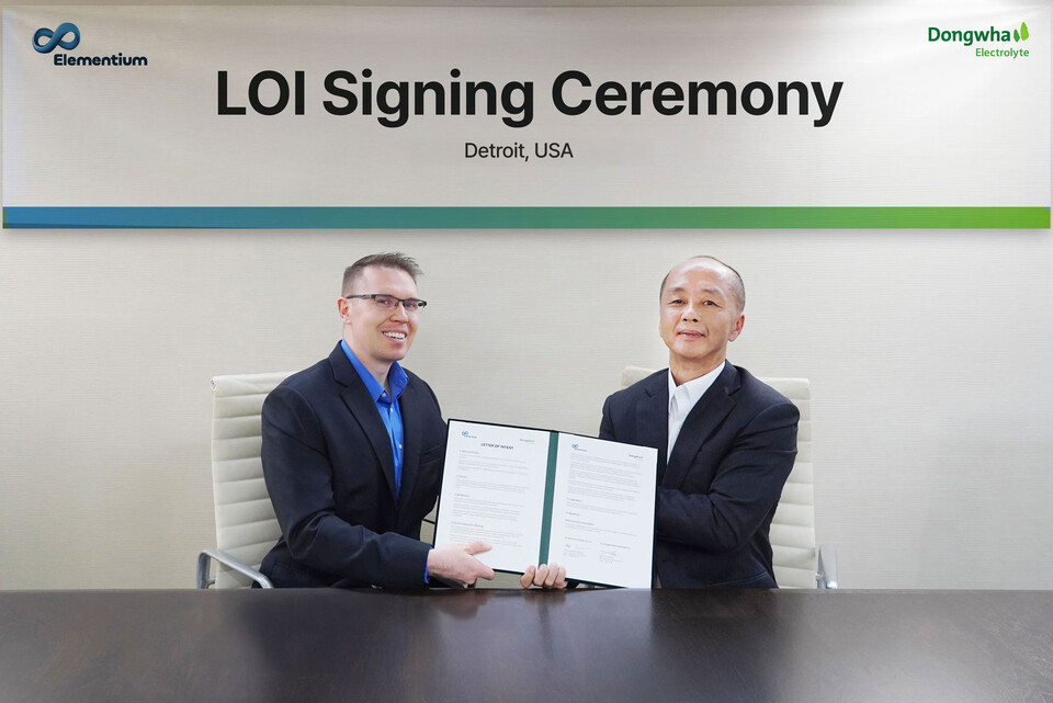 김형남 동화일렉트로라이트 영업본부장(오른쪽)과 매튜 도슨 엘레멘티움 최고경영자 겸 설립자가 포트 폰처트레인 디트로이트, 윈덤 호텔에서 열린 신규 전해액 상용화를 위한 업무 협력 의향서 체결식에서 기념 촬영을 하고 있다./동화일렉트로라이트