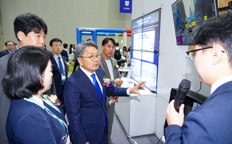 강기정 광주광역시장이 15일 오전 서구 김대중컨벤션센터에서 열린 '글로벌AI컨퍼런스 아이콘(AICON) 광주 2025' 개막식에 참석해 내빈들과 기업 부스를 둘러보고 있다./사진=광주광역시