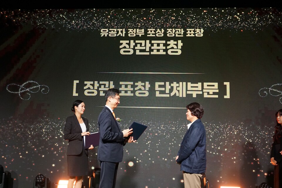 광주광역시는 15일 서울 웨스틴 조선호텔에서 열린 ‘2025년 보건복지부 정신건강의 날 기념행사’에서 광주광역정신건강복지센터가 보건복지부 장관 표창을 수상했다. /사진=광주시