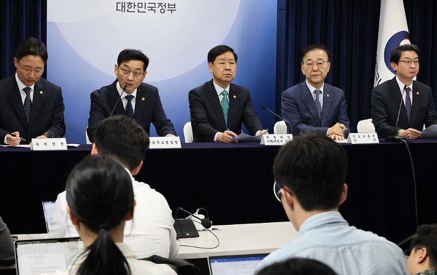 윤창렬 국무조정실장이 15일 서울 종로구 정부서울청사에서 주택시장 안정화 대책 관계부처 합동브리핑을 하고 있다. 왼쪽부터 임광현 국세정창, 윤창렬 국무조정실장, 구윤철 부총리 겸 기획재정부 장관, 김윤덕 국토교통부 장관, 이억원 금융위원장./연합뉴스