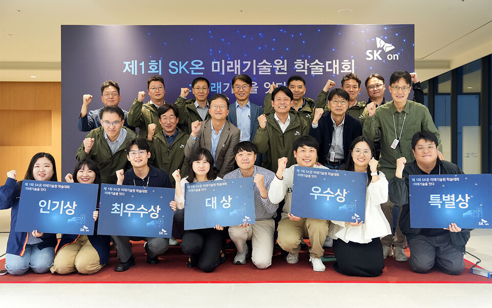 15일 대전 SK온 미래기술원에서 ‘제1회 미래기술원 학술대회’가 열린 가운데 박기수 SK온 미래기술원장(가운데줄 좌측에서 4번째), 이장원 SK온 최고기술책임자(뒷줄 좌측에서 3번째), 피승호 SK온 제조총괄(뒷줄 좌측에서 4번째), 최장욱 서울대학교 화학생물공학부 교수(가운데줄 좌측에서 3번째) 등 주요 참석자와 SK온 연구원들이 기념촬영을 하고 있다./ SK온 제공