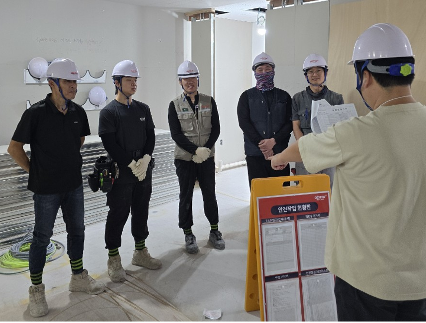 오스템임플란트 인테리어 시공팀이 현장 작업 전 안전 교육을 하는 모습. /오스템임플란트 제공