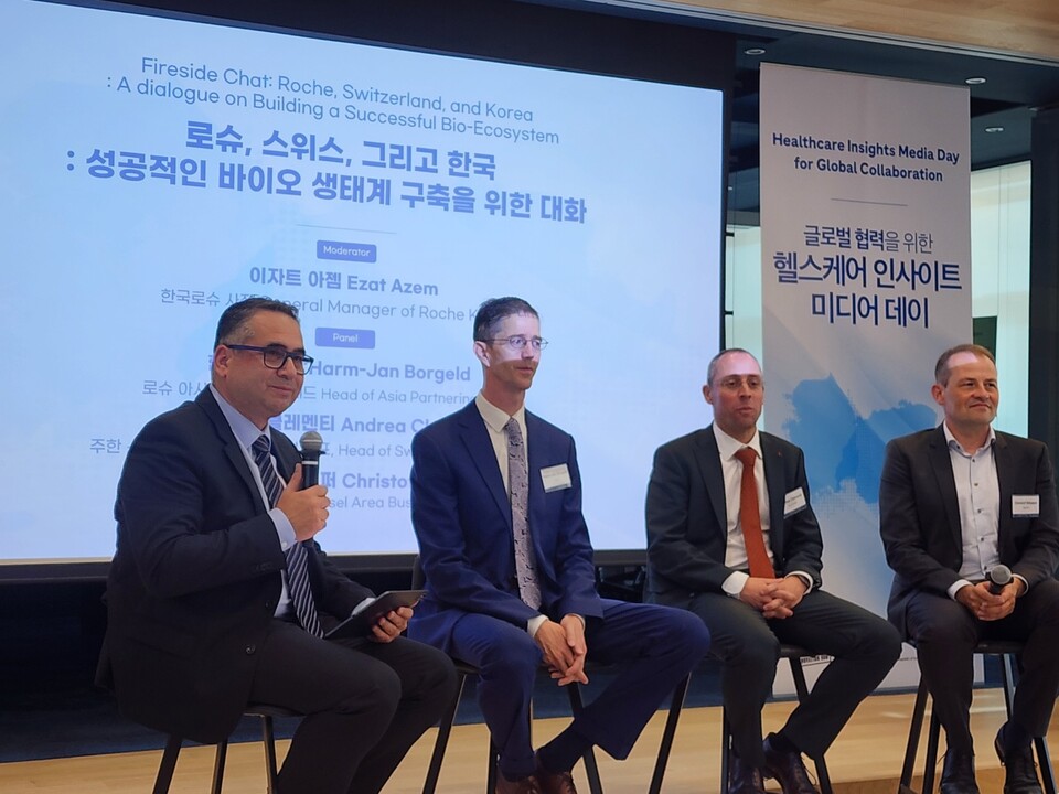 (왼쪽부터)이자트 아젬 한국로슈 사장, 함얀 보겔드 로슈 아시아 파트너링 헤드, 안드레아 클레멘티 주한 스위스 대사관 무역투자청 대표, 크리스토프 클뢰퍼 바젤 투자청 대표./이소영 기자