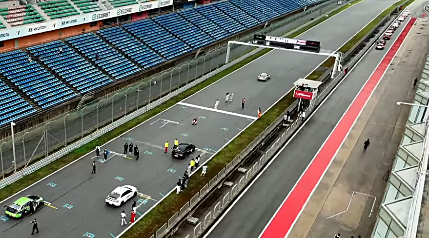 지난 11일에 열린 '2025 인제마스터즈 내구레이스'에서 일부 선수들이 타임테이블 혼선으로 코스인을 하지 못한 모습.(사진 우측 상단) 그리드 정렬에서는 예선 1위와 3위가 코스인을 하지 못해 1번과 3번 그리드가 비워져 있다./인제마스터즈 유튜브 중계화면 캡처 