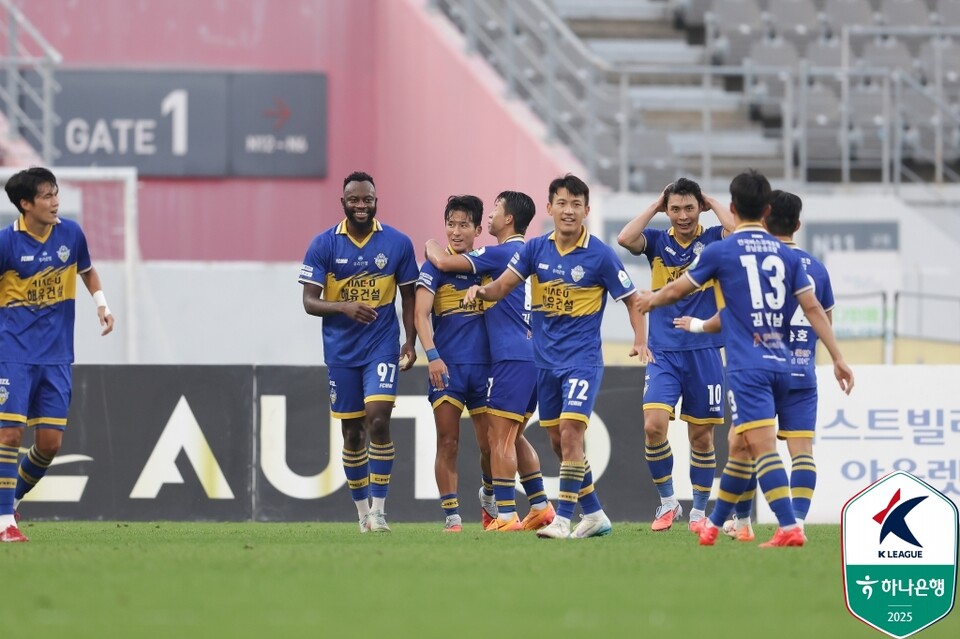 충남아산FC 선수단. /한국프로축구연맹 제공