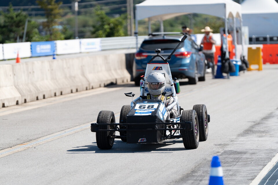 '대학생 스마트 e-모빌리티 경진대회'에서 제작 차량을 주행하는 모습./한국자동차공학회