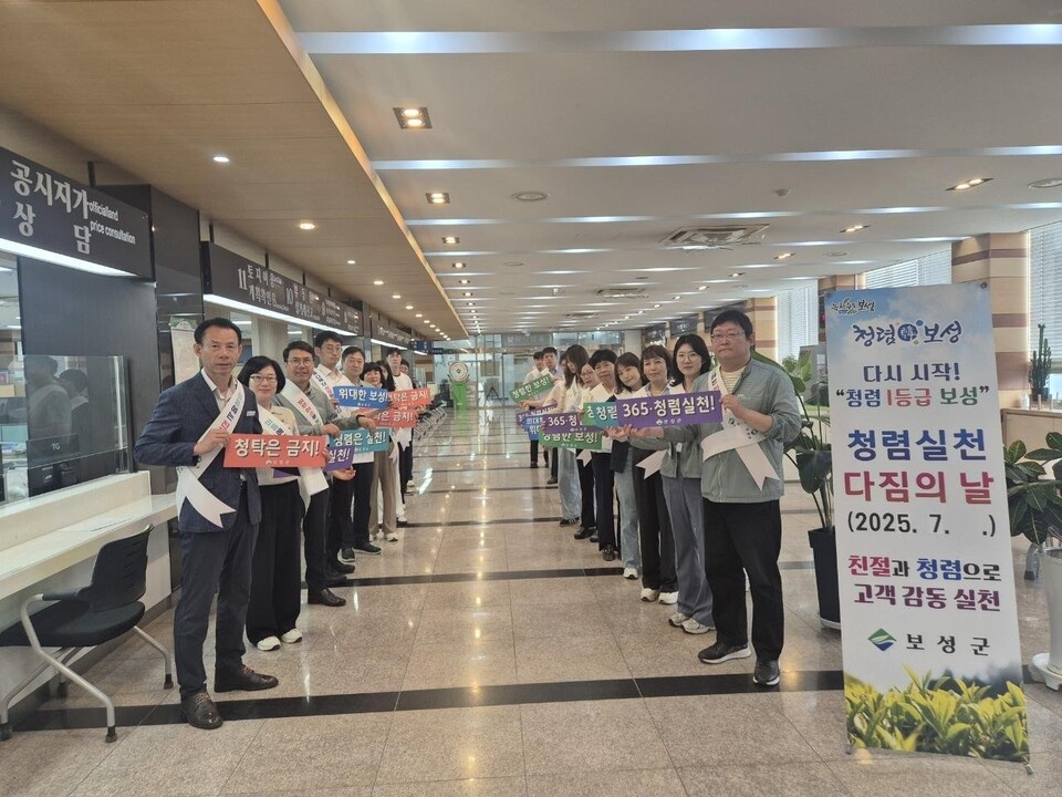 보성군이 행안부 ‘국민행복민원실’ 3회 연속 선정 되었다. 사진은 보성군청 민원실에서 직원들이 친절민원 실천을 다짐하고 있다./사진=보성군