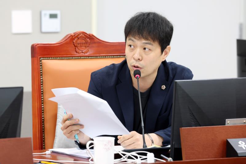 안양 제5선거구(평촌·평안·귀인·범계·갈산) 출신 국민의힘 유영일 경기도의원이다. 전반기 도시환경위원장, 후반기 부위원장, 당내 대표단 3기 정무수석과 4기 수석대변인을 거치며 의회 내 실질적 영향력을 확대한 그는 안양시민을 위한 정책과 예산 확보에 집중하며 현장 중심 의정을 실현하고 있다./ 경기도의회 제공